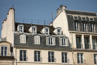 France, paris, quai de conti, bord de seine, immeuble sureleve, toits, lucarnes,