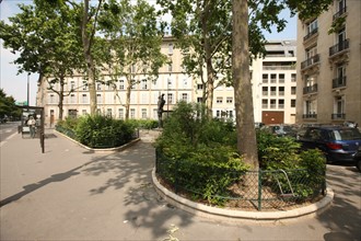 France, paris 6e arrondissement, place pierre lafue, boulevard raspail, sculpture hommage a dreyfus, place de forme triangulaire, jardin, immeubles,
