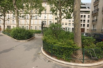 France, paris 6e arrondissement, place pierre lafue, boulevard raspail, sculpture hommage a dreyfus, place de forme triangulaire, jardin, immeubles,