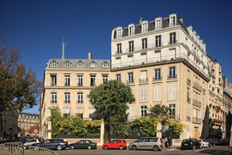 France, Ile de France, paris, 8e arrondissement, rue bayard, rond point, elevation d'un immeuble, haut inattendu,