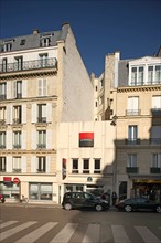 France, Ile de France, paris, 8e arrondissement, rue du rocher, petit batiment entre deux immeubles,