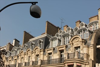 France, Ile de France, paris, 8e arrondissement, avenue montaigne, detail lucarnes et candelabre,