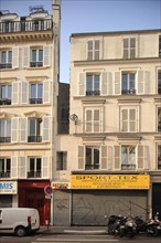 France, Ile de France, paris, 10e arrondissement, 39 rue du chateau d'eau, facade de la plus petite maison de paris, immeubles,