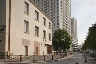 France, Ile de France, paris 13e arrondissement, rue vandrezanne, rives contrastees, grands immeubles face a des petites habitations,