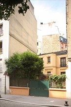 France, Ile de France, paris 13e arrondissement, 3 rue jean marie jego, maison en retrait avec jardin sur rue,