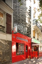 France, Ile de France, paris, 13e arrondissement, 14 rue bobillot, petit magasin entre deux grands immeubles, cordonnerie,