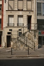 France, Ile de France, paris 13e arrondissement, rue du dessous des berges, petits batiments cernes par des grands immeubles,