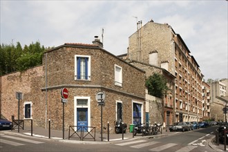 France, Ile de France, paris 13e arrondissement, rue du dessous des berges, angle avec la rue regnault, petits batiments cernes par des grands immeubles,