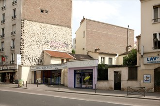 France, Ile de France, paris 13e arrondissement, rue du dessous des berges, petits batiments cernes par des grands immeubles,