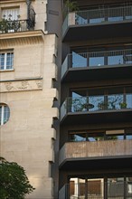 France, paris 14e arrondissement, vers le 233 boulevard raspail, immeuble haussmannien avec ses pierres d'attente et raccord d'un immeuble des annees 2000