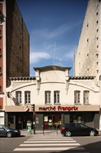 France, Ile de France, paris 15e arrondissement, 274 rue de vaugirard, petit batiment encadre par deux plus hauts, marche franprix, magasin,