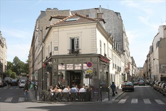 France, Ile de France, paris 15e arrondissement, angle de la rue de l'abbe groult et la rue des entrepreneurs, batiment d'angle,