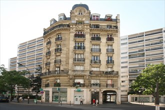 France, paris 15e arrondissement, 113 avenue felix faure, immeuble ancien entoure par deux immeubles modernes
