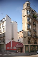 France, Ile de France, paris 18e arrondissement, 53 rue des saules, petit batiment entre deux hauteurs,