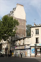 France, Ile de France, paris 19e arrondissement, angle de l avenue simon bolivar avec la rue de belleville, immeuble