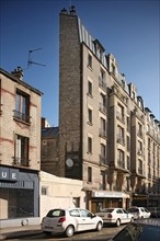 France, Ile de France, paris 20e arrondissement, rue de la cour des noues, petit batiment entre deux grands immeubles,