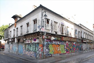 France, Ile de France, paris 20e arrondissement, belleville, angle rue ramponneau et rue denoyez, petits batiments, rideaux de fer, graffiti, street art, graf, art urbain,