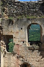 france, region midi pyrenees, aveyron, najac, village sauvegarde, chateau, forteresse, moyen age, vieilles pierres, patrimoine, histoire, interieur du chateau, fenetre, escalier,