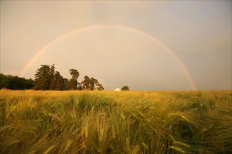 France, region centre, cher, sancerrois, pesselieres, arc en ciel, orage, meteo, rainbow, pluie, climat, arche, agriculture, champ, panneau, chemin,