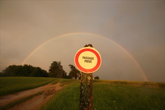 France, region centre, pesselieres, arc en ciel, orage, meteo, rainbow, pluie, climat, arche, agriculture, champ, panneau, passage prive, chemin,