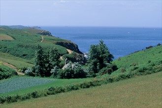 France, Bretagne, Finistere Nord, cote des abers, ploumoguer, chapelle de loc meven, paysage, panorama, mer d'iroise, champs, agriculture,