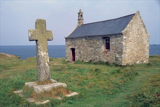 France, Bretagne, Finistere Nord, cote des abers, landunvez, chapelle saint samson, croix, falaise, mer,