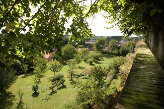 France, Basse Normandie, orne, pays d'avre et d'iton, tillieres sur avre, panorama sur le village depuis la terrasse du chateau, jardin public,