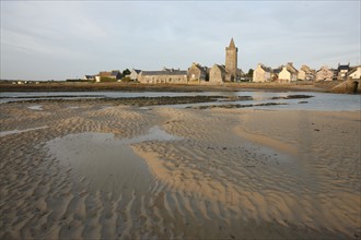 France, Basse Normandie, manche, cote des havres, portbail, littoral, mer, port, bateaux, port, maree basse, soleil levant, sable,