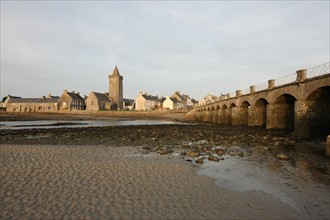 France, Basse Normandie, manche, cote des havres, portbail, littoral, mer, port, bateaux, port, maree basse, pont au 13 arches,