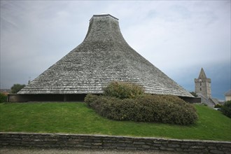 France, Basse Normandie, manche, cote des havres, portbail, littoral, mer, baptistere paleochretien du 3e siecle, eglise au fond,