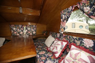 France, Bretagne, morbihan, le roc saint andre, camping, collection de caravanes vintage, interieur d'une Winchester,