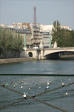France, paris, pont des arts, cadenas laisses par les amoureux, superstition, seine,