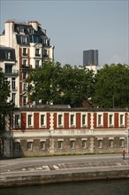 France, paris, quai des grands augustins, bord de seine, berges de la seine, facades d'immeuble, au fond tour montparnasse,