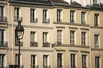 France, paris, quai des grands augustins, bord de seine, immeubles, batiments, alignements de facades,