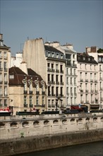 France, paris, quai des grands augustins, bord de seine, immeubles, batiments, pignon haut, elevation,
