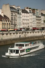 France, paris, quai des grands augustins, bord de seine, immeubles, batiments, bateau touristique le canotier,