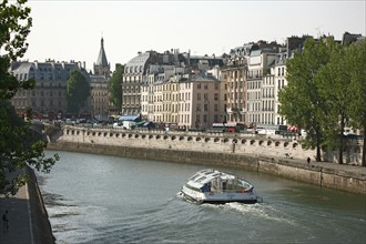 France, paris, quai des grands augustins, bord de seine, immeubles, batiments, batobus, transports en commun, voie fluviale,