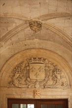 France, Haute Normandie, eure, le bec hellouin, abbaye du bec, eglise abbatiale, cloitre, detail dessus de porte,