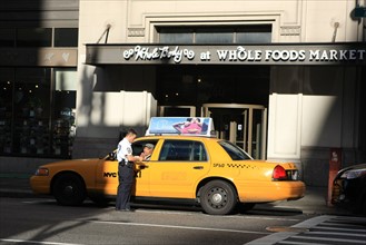 usa, etat de New York, New York City, Manhattan, Chelsea, taxi arrete par un policier, rue,