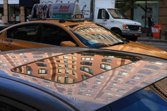 usa, etat de New York, New York City, Manhattan, Chelsea, buildings, rue, 8th avenue, buildings, reflet dans une voiture,