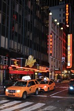 usa, etat de New York, New York City, Manhattan, Midtown, Broadway, vers Times Square, neons, nuit, taxi,