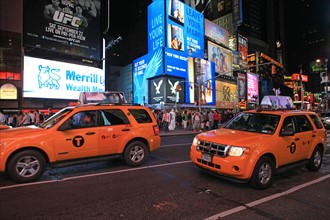 usa, etat de New York, New York City, Manhattan, Midtown, Broadway, vers Times Square, neons, nuit,