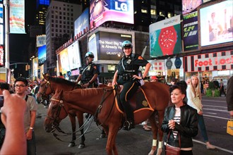 usa, etat de New York, New York City, Manhattan, Broadway, vers Times Square, police a cheval,