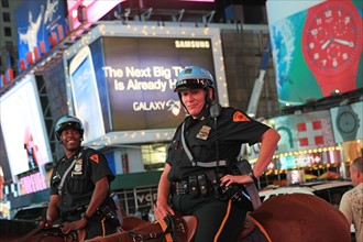usa, etat de New York, New York City, Manhattan, Broadway, vers Times Square, police a cheval,
