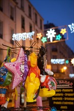 france, ile de france, paris, 14e arrondissement, nuit, matin, rue daguerre, magasin, bazar, ballons, decorations de noel, 

Date : decembre 2012