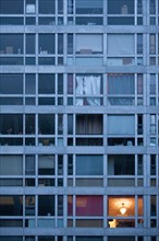 france, ile de france, paris, 14e arrondissement, nuit, matin, rue du commandant mouchotte, facade immeuble avec quelques fenetres allumees au petit matin, 

Date : decembre 2012