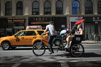 usa, state of New York, NYC, Manhattan, Broadway, building, taxi et velo taxi,