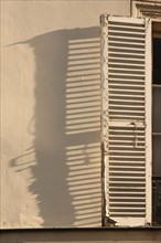 France, ile de france, paris 1er arrondissement, rue du pelican, ombre portee d'un volet sur le mur, 
Date : 2011-2012