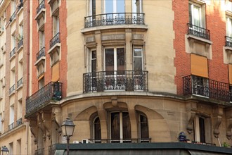 france, region ile de france, paris 1er arrondissement, rue saint honore no54, angle de la rue des prouvaires, balcon, facade d'angle, 
Date : 2011-2012