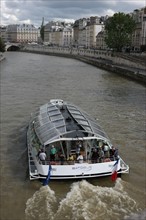 France, ile de france, paris 1er arrondissement, quai des orfevres, batobus sur la Seine vue depuis le pont neuf, 
Date : 2011-2012